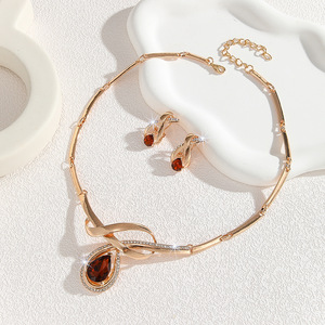 Juego de Joyería de Collar y Aretes con Cristales Marrones y Diamantes de Imitación Blancos Chapados en Oro para Mujeres, Ideal para Fiestas - Product Image 4