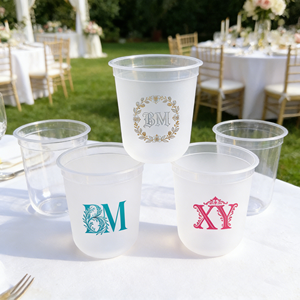 Gobelet de stade givré personnalisé en PP de 350 ml pour les faveurs de réception de mariage, vaisselle en plastique réutilisable élégante avec noms et date personnalisés - Product Image 1