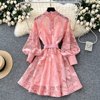 Robe élégante en dentelle brodée à manches longues avec col montant et taille nouée, silhouette évasée pour le printemps et l'été
