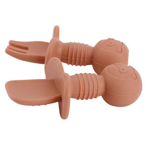 Juego <span class=keywords><strong>de</strong></span> cuchara y tenedor <span class=keywords><strong>de</strong></span> entrenamiento para niños pequeños <span class=keywords><strong>de</strong></span> primera etapa <span class=keywords><strong>de</strong></span> <span class=keywords><strong>aprendizaje</strong></span> suave <span class=keywords><strong>de</strong></span> seguridad personalizado cuchara previa <span class=keywords><strong>de</strong></span> alimentación <span class=keywords><strong>de</strong></span> bebé <span class=keywords><strong>de</strong></span> silicona con antiestrangulamiento - Product Image 4