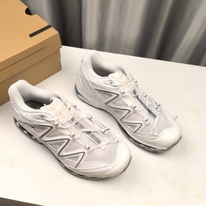 Nouvelles chaussures de sport décontractées respirantes de luxe pour l'automne avec lacets réglables et protection de la chaussure en maille souple pour la randonnée. - Product Image 3