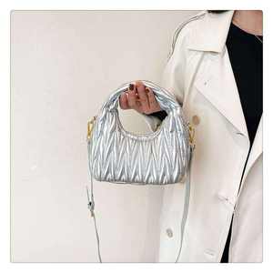 กระเป๋าหนังสะพายไหล่ดีไซน์หรูสำหรับผู้หญิงรุ่นใหม่ล่าสุด กระเป๋าแฟชั่นสั่งทำพิเศษ ปักลายสวยงาม สะพายข้างหรือสะพายใต้วงแขนได้ - Product Image 2