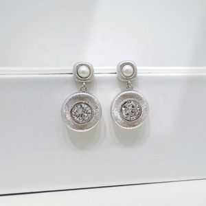 Precio de fábrica, pendientes de plata de ley 925 con perlas únicas, nueva moda 2026, delicados pendientes asimétricos de oro rosa para niñas pequeñas - Product Image 2