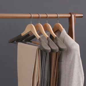 Cintres de costume en <span class=keywords><strong>bois</strong></span> d'épaule de marque de luxe logo personnalisé <span class=keywords><strong>cintre</strong></span> en velours antidérapant - Product Image 5