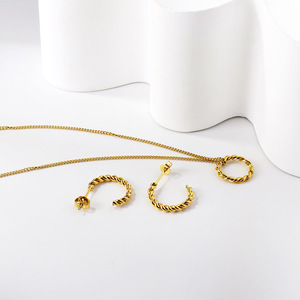 Collar con colgante circular trenzado en oro de Ason Jewelry, diseño geométrico minimalista de acero inoxidable para mujer, ideal para regalo. - Product Image 4