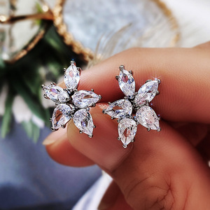 Orecchini a Perno con Fiore a Cinque Petali in Cristallo per Donne, Accessori di Moda Floreali per Uso Quotidiano - Product Image 3