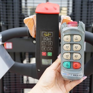 2t <span class=keywords><strong>Stacker</strong></span> điện điện Pallet xe nâng 3m <span class=keywords><strong>4m</strong></span> 5M 6M 7m 10m chiều cao điện Pallet <span class=keywords><strong>Stacker</strong></span> nâng lên và hạ xuống từ xa - Product Image 2