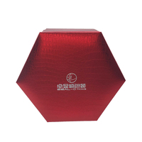 Boîte à bijoux en papier d'art rouge à motif crocodile hexagonal personnalisé avec plateau intérieur en velours à rabat et logo en feuille d'argent