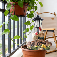 Solarbetriebene Gartenlaterne mit Hühnerfamilie, Mutterhuhn, Hahn und Küken auf Holzschild mit der Aufschrift „WELCOME“, Gartendekoration für den Außenbereich