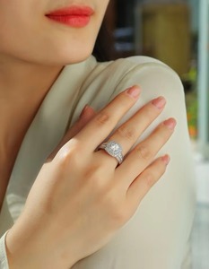 หวงเรนแหวนหมั้นเงินแท้ 925 100% ประดับด้วยมอยส์ซาไนต์แท้ 1 กะรัต 3EX VVS1 สี D คัทเจมสโตน เครื่องประดับชั้นดี - Product Image 3