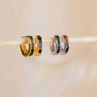 Boucles d'oreilles Huggie en acier inoxydable avec incrustation d'opale de feu dorée