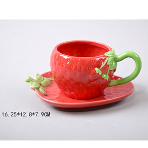 Taza bonita pintada a mano en forma de fresa, Taza de cerámica personalizada, taza de café para el <span class=keywords><strong>desayuno</strong></span>, Taza de cerámica 3D con platillo, venta al por mayor única - Product Image 6