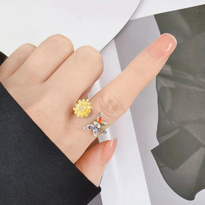 Anillo Giratorio Ajustable con Flor, Microincrustaciones de Zirconia, Bañado en Oro, Joyería Antiestrés con Logotipo Personalizado - Product Image 2