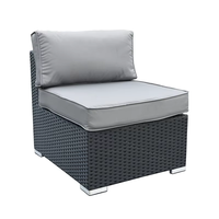 Ensemble table et canapé en rotin tressé avec structure en aluminium de style moderne, finition thermolaquée, pour hôtels et cours.