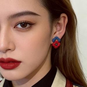 Pendientes de botón con diseño floral de hilo de lino, bonitos pendientes colgantes de moda para mujer, patrón cosido colorido en rojo y azul - Product Image 1