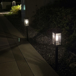 โคมไฟสวนพลังงานแสงอาทิตย์ LED สำหรับภายนอกอาคาร กันน้ำ สไตล์เรโทร เหมาะสำหรับวิลล่า สนามหญ้า และทางเดิน - Product Image 4