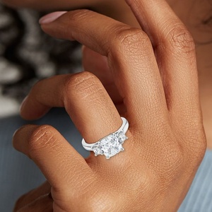 แหวนแต่งงานดีไซน์หรูหราประดับเพชรโมอิสซาไนต์ทรงคุชชั่น 3 เม็ด ทอง 14k จาก YuyingGems ของขวัญสำหรับผู้หญิง - Product Image 3