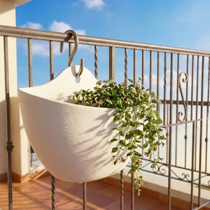 Pots de plantes muraux en plastique blancs modernes en forme de demi-lune avec grille de drainage inférieure pour la décoration de jardins verticaux (vente en gros) - Product Image 4