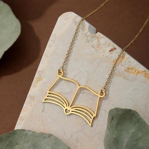 Collana con Ciondolo a Forma di Libro Minimalista, in Acciaio Inossidabile, Personalizzabile, Regalo per Amanti dei Libri - Product Image 4