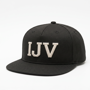 Gorra de Béisbol Personalizada al por Mayor, Negra, de 5 Paneles, Estructurada, con Cierre a Presión, Visera Plana, Bordado de Letras - Product Image 1