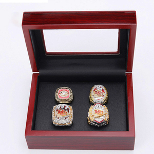 1969 2019 <span class=keywords><strong>2022</strong></span> 2023 Kansas City Chiefs <span class=keywords><strong>Nfl</strong></span> Championship Collection 4 pz Set con espositore in legno anello gioiello da uomo in lega - Product Image 4