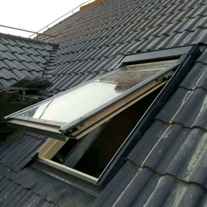 Le véranda en aluminium et bois à ossature suspendue possède des fenêtres sur le toit et un puits de lumière sur la surface inclinée du grenier - Product Image 2