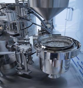 Relleno de <span class=keywords><strong>ácido</strong></span> <span class=keywords><strong>hialurónico</strong></span> para <span class=keywords><strong>labios</strong></span>, línea de producción de sellado de llenado de jeringa de 1ml, jeringa precargada aséptica y línea de sellado - Product Image 2