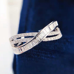 Anello con Design a Croce, Stile Minimalista, Anello per Dito Indice da Donna - Product Image 1