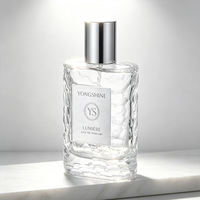 Flacon de parfum carré personnalisé en verre de 50 ml, col à clipser de 15 mm, flacons en verre transparent avec corps texturé et fenêtre d'étiquetage