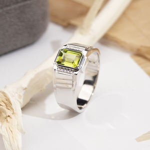 Bague Messi Jewelry MSR-1693 en or 14 carats avec serti clos et pierre précieuse verte taille émeraude - Product Image 2