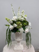 Centre de table de mariage rose poudré et bordeaux, arrangement de roses, d'anthuriums et d'hortensias avec pompon vert, décoration de table