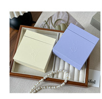 Présentoir de Gros Personnalisé avec Logo, Finition Mate et Revêtement UV pour Bijoux, Ongles Press-on de 1 mm, Boucles d'Oreilles, Colliers et Bracelets
