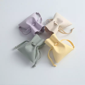 Bolsa de Joyería de Cuero Suave con Logotipo Personalizado, Cierre con Cordón, Bolsa de Regalo de Microfibra para Anillos, Pulseras y Embalaje de Joyas - Product Image 1