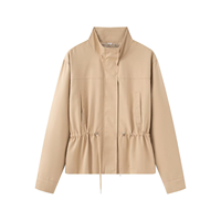 Veste coupe-vent légère et décontractée pour femme avec col montant, taille à cordon de serrage, patte de boutonnage cachée et coupe courte