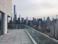 Barandilla de Vidrio con Canal en U de Aluminio Plateado Anodizado de Montaje Superior Moderno para Balcón, Escalera, Terraza y Exterior, con Balaustrada y Pasamanos