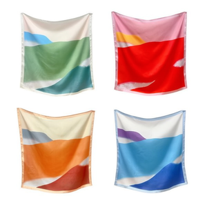 Foulard Quadrato Piccolo Dipinto a Quattro Colori 70x70cm Accessorio Moda per Donna - Product Image 1