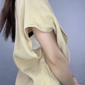 ชุดเซ็ตสองชิ้น เสื้อเปิดไหล่สีพื้นแฟชั่นใหม่สำหรับผู้หญิง OEM พร้อมกางเกงขาสั้นหลวมสบายๆ สไตล์ลำลอง - Product Image 6