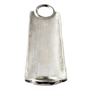 Plateau décoratif en aluminium avec poignées, finition argentée, plateaux de présentation pour table, plateau élégant pour servir des noix, des biscuits, décoration d'intérieur, en vente - Product Image 1