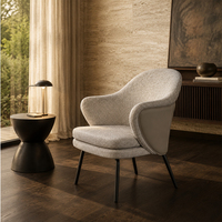 Sillón de Salón de Tela y Cuero con Patas Anguladas de Acero en Tono Natural, Silueta Redonda Orgánica para Sala de Estar