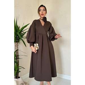 Vestido de Noche Marrón Satinado con Corte en A, Cuello en V, Cintura Imperio, Detalle de Rosas, Antiarrugas - Product Image 3