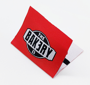 Étiquette tissée personnalisée avec logo de marque privée, avec anneau central pliable - Product Image 2