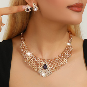 Conjunto de collar y pendientes exagerados de moda para mujer, estilo europeo y estadounidense, cadena de aleación con flores, accesorios para novias - Product Image 1