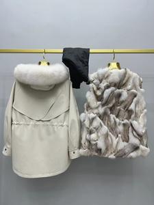 Elegante <span class=keywords><strong>Cappotto</strong></span> <span class=keywords><strong>in</strong></span> Stile Coreano <span class=keywords><strong>con</strong></span> Esterno <span class=keywords><strong>in</strong></span> Poliestere e Fodera <span class=keywords><strong>in</strong></span> Vera <span class=keywords><strong>Pelliccia</strong></span>, Orlo a Linea e Design Aderente <span class=keywords><strong>in</strong></span> Vera <span class=keywords><strong>Pelliccia</strong></span> di Volpe - Product Image 2