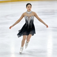 Robe de patinage artistique à col haut et manches longues, dégradé noir et blanc avec strass, en tissu mesh pour compétition et spectacle sur glace (adultes et enfants)