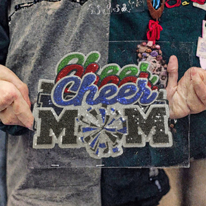 Toppe in denim con paillettes personalizzate di alta qualità per l'estate, verdi e rosse, termoadesive, per <span class=keywords><strong>abbigliamento</strong></span> femminile, borse, cappelli, principalmente in PVC, 'Cheer MOM' 'MAMA' - Product Image 3