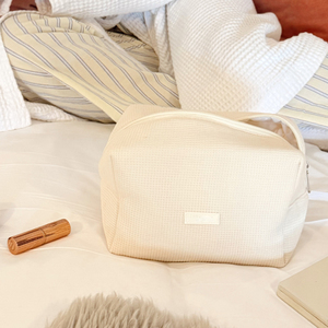 Pochette de toilette tendance à fermeture éclair personnalisée avec broderie, blanche, anti-salissure, en tissu gaufré - Product Image 5