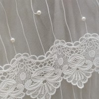 Voilages en dentelle blanche avec broderie florale en Venise, bord festonné et perles pour salon