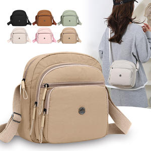 Sac bandoulière minimaliste pour femme Mason, carré horizontal, léger, en nylon, multi-couches, durable, pour les trajets quotidiens - Product Image 1