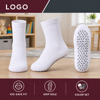 Chaussettes antidérapantes pour bébés et enfants, à bord large, bout plat, taille par âge, blanches, avec semelle à adhérence discrète, ajustement doux