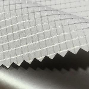 Vải <span class=keywords><strong>Pongee</strong></span> Ripstop Lỗ Nhỏ 100% <span class=keywords><strong>Polyester</strong></span> Chống Thấm Nước Phủ Bạc Cho Áo Khoác Mùa Đông - Product Image 4